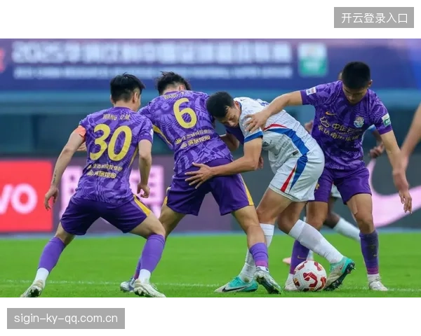 国庆加班？申花官方曝光雨中训练图！蒋圣龙与李可的“战场”背后，球队如何在逆风中逆袭？